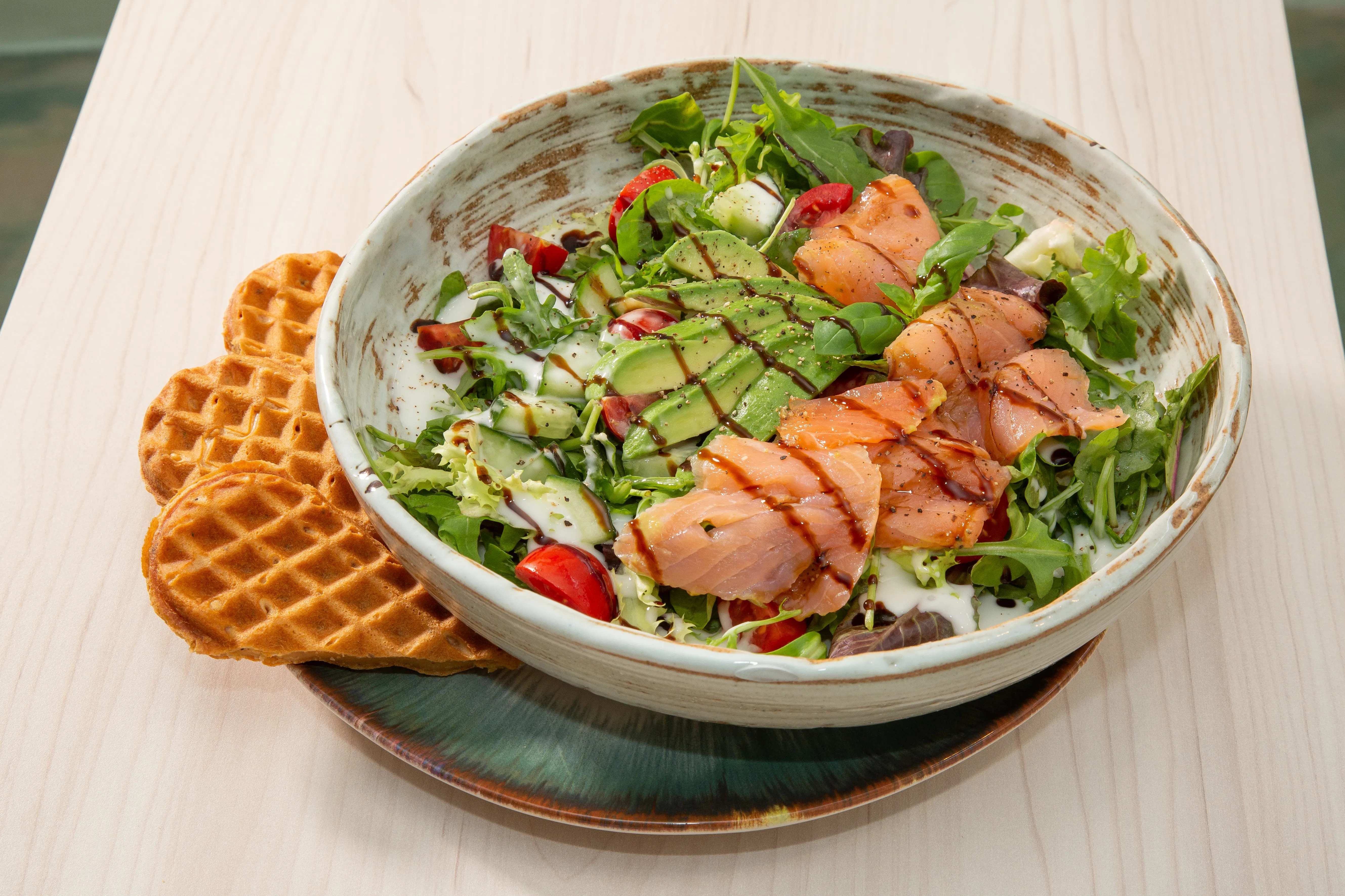 Salat mit Lachs, Avocado und Waffeln