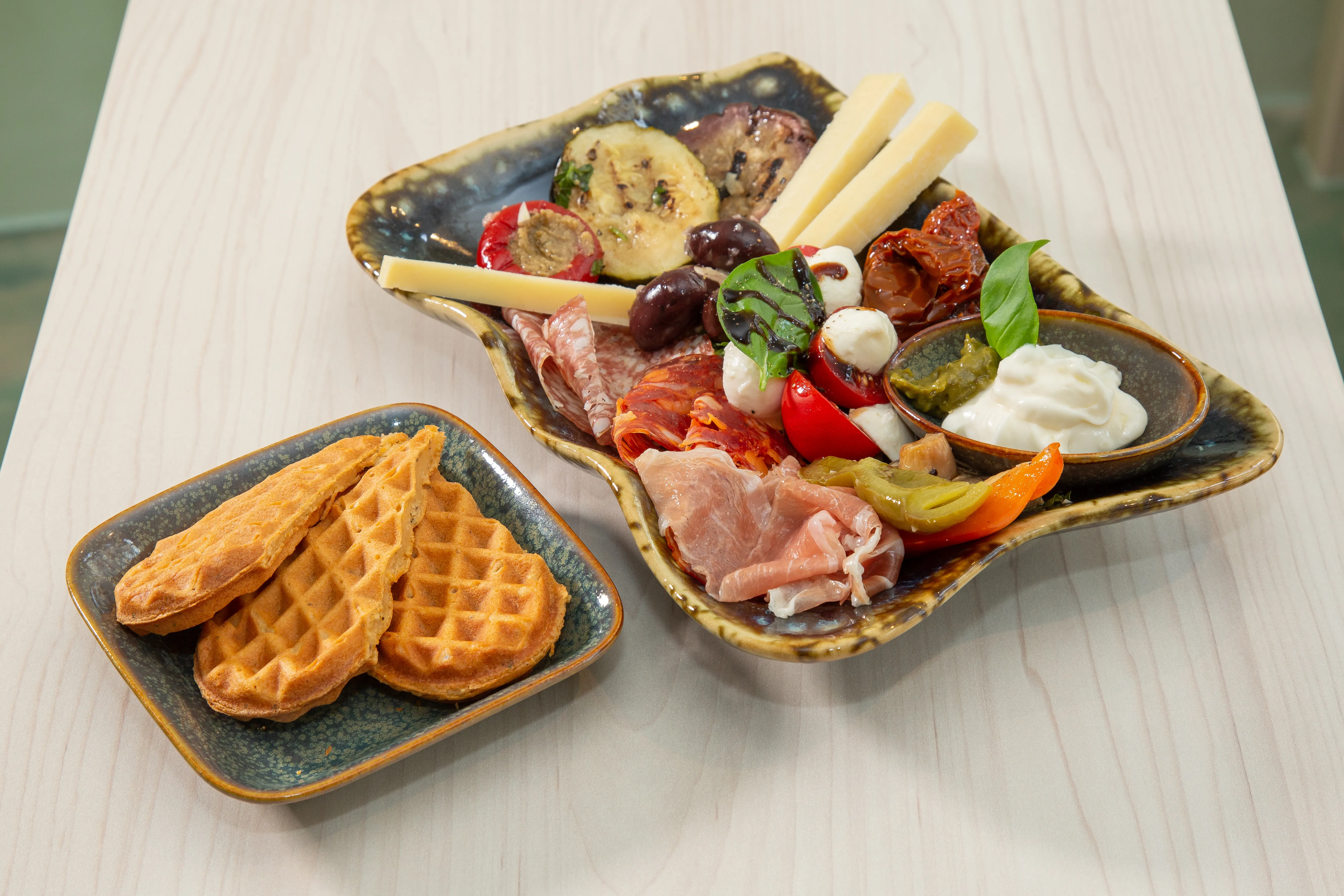 Italienische Genussplatte mit Waffeln