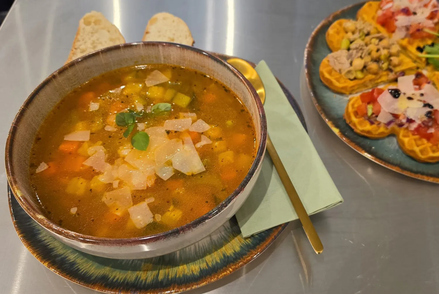 Gemüsesuppe mit Brot