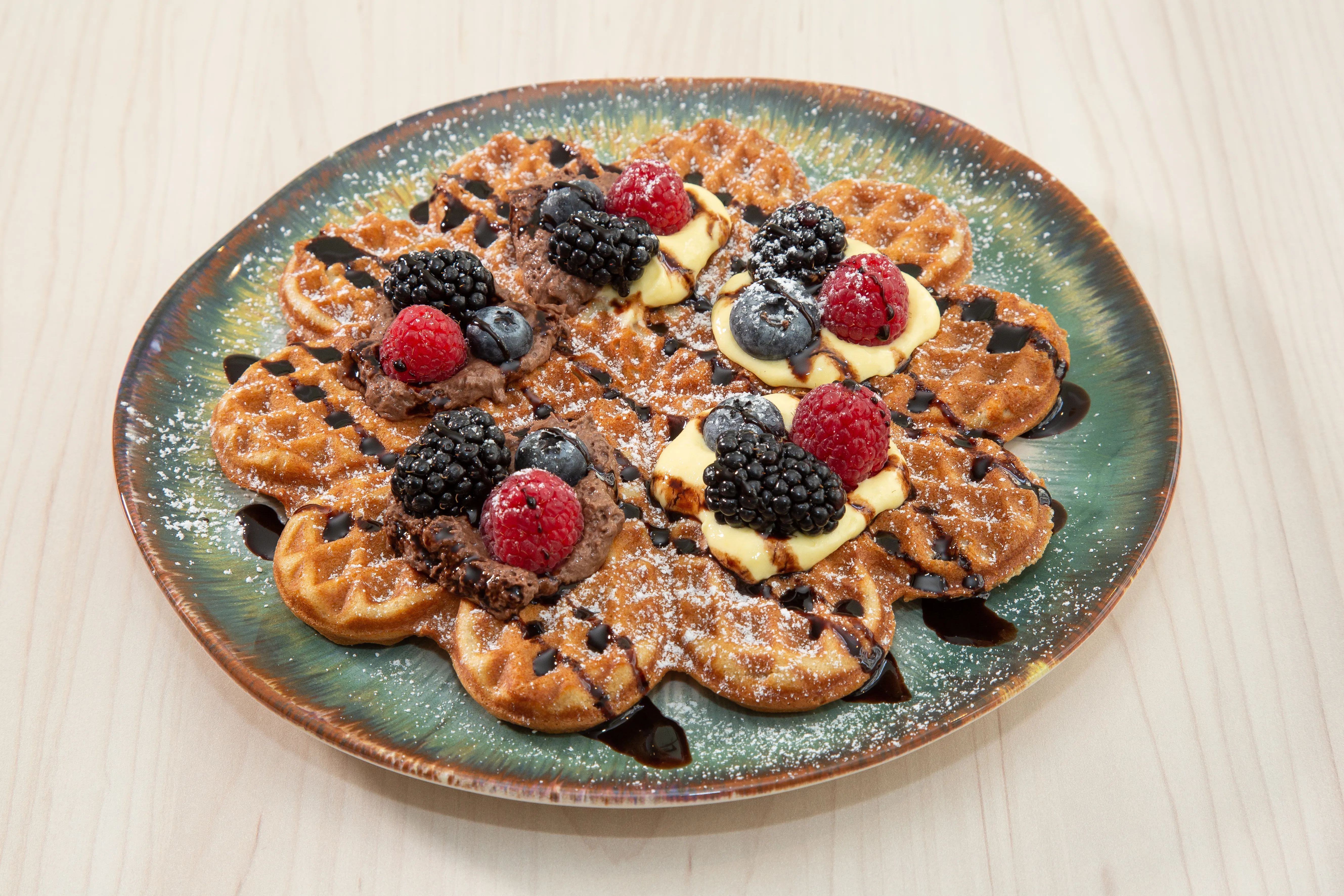 Süße Waffel mit Beeren und Schokolade