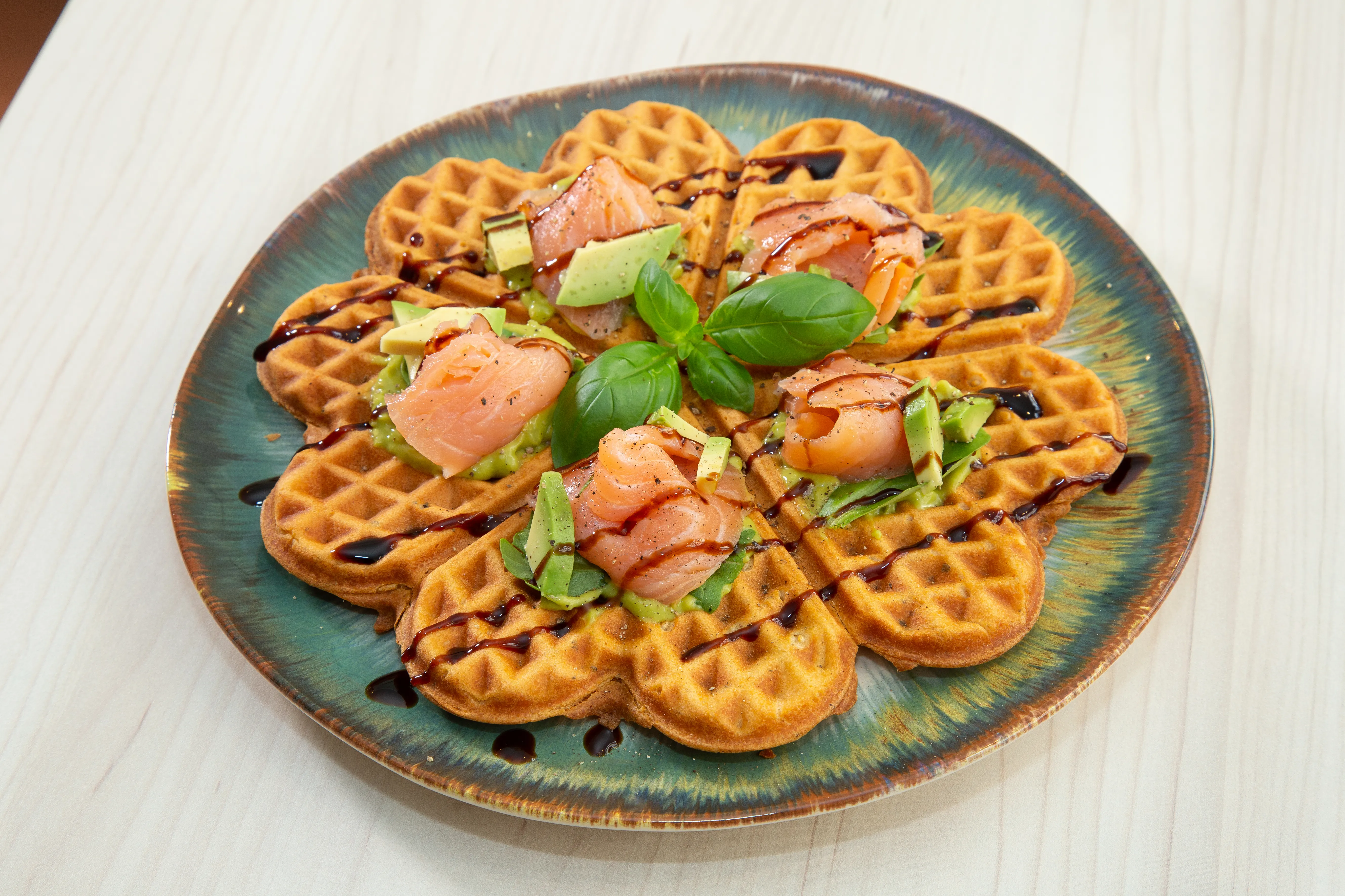 Herzhafte Waffel mit Lachs und Avocado