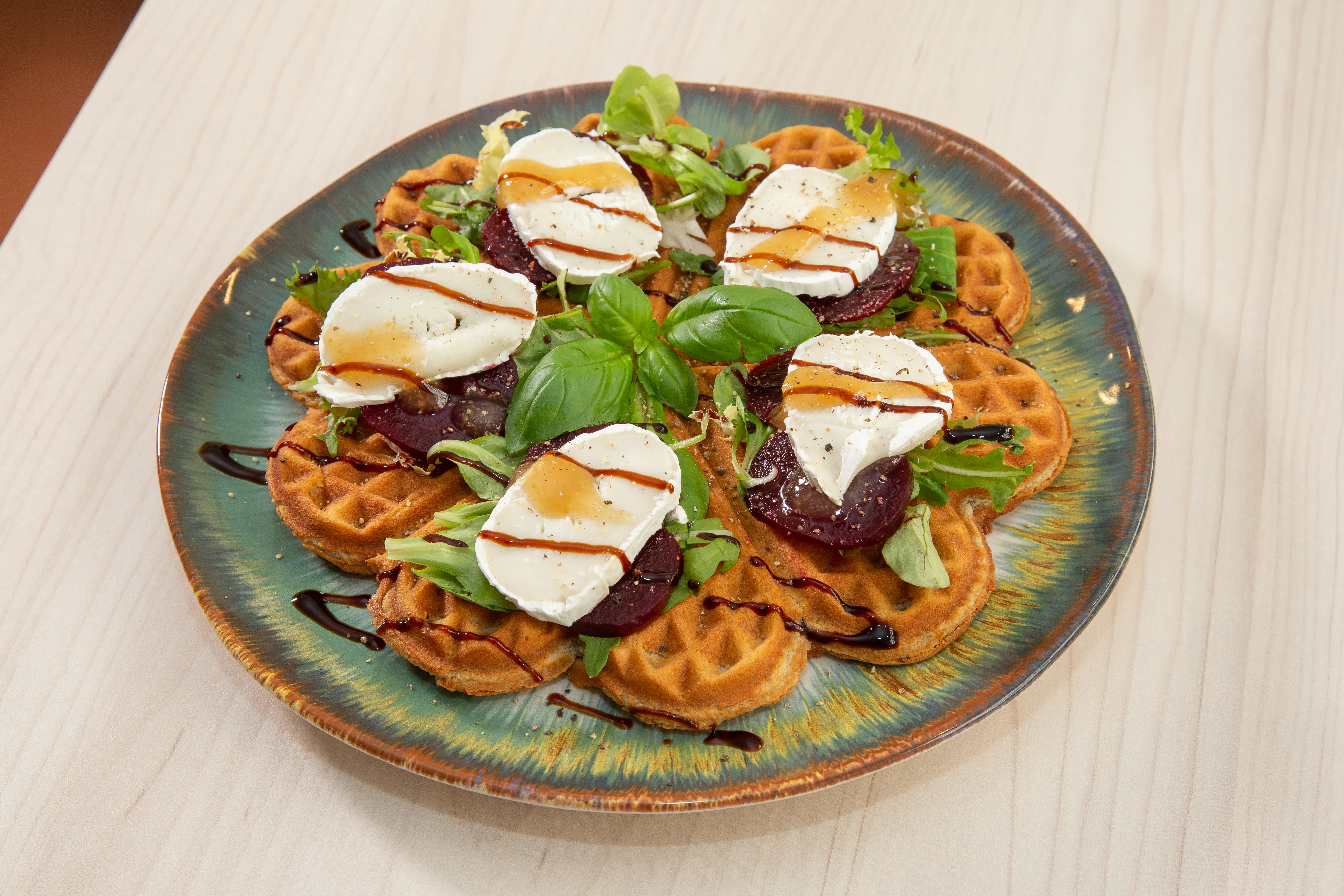Herzhafte Waffel mit Ziegenkäse und Roter Bete
